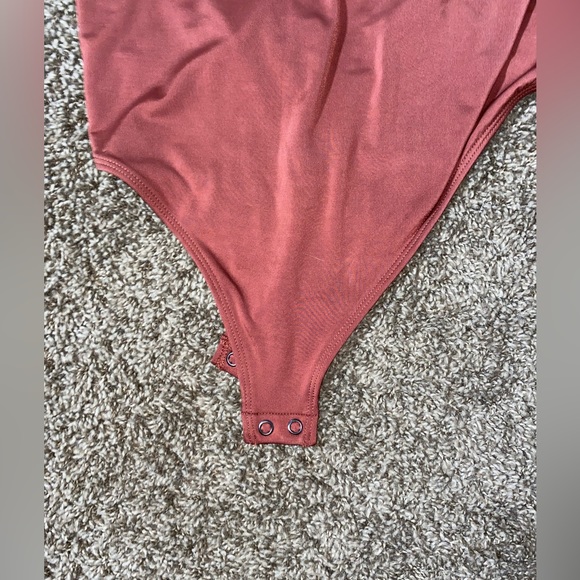 Express Body Contour Silky Knotted Front Thong Bodysuit with Removable Cups - Picture 4 of 9